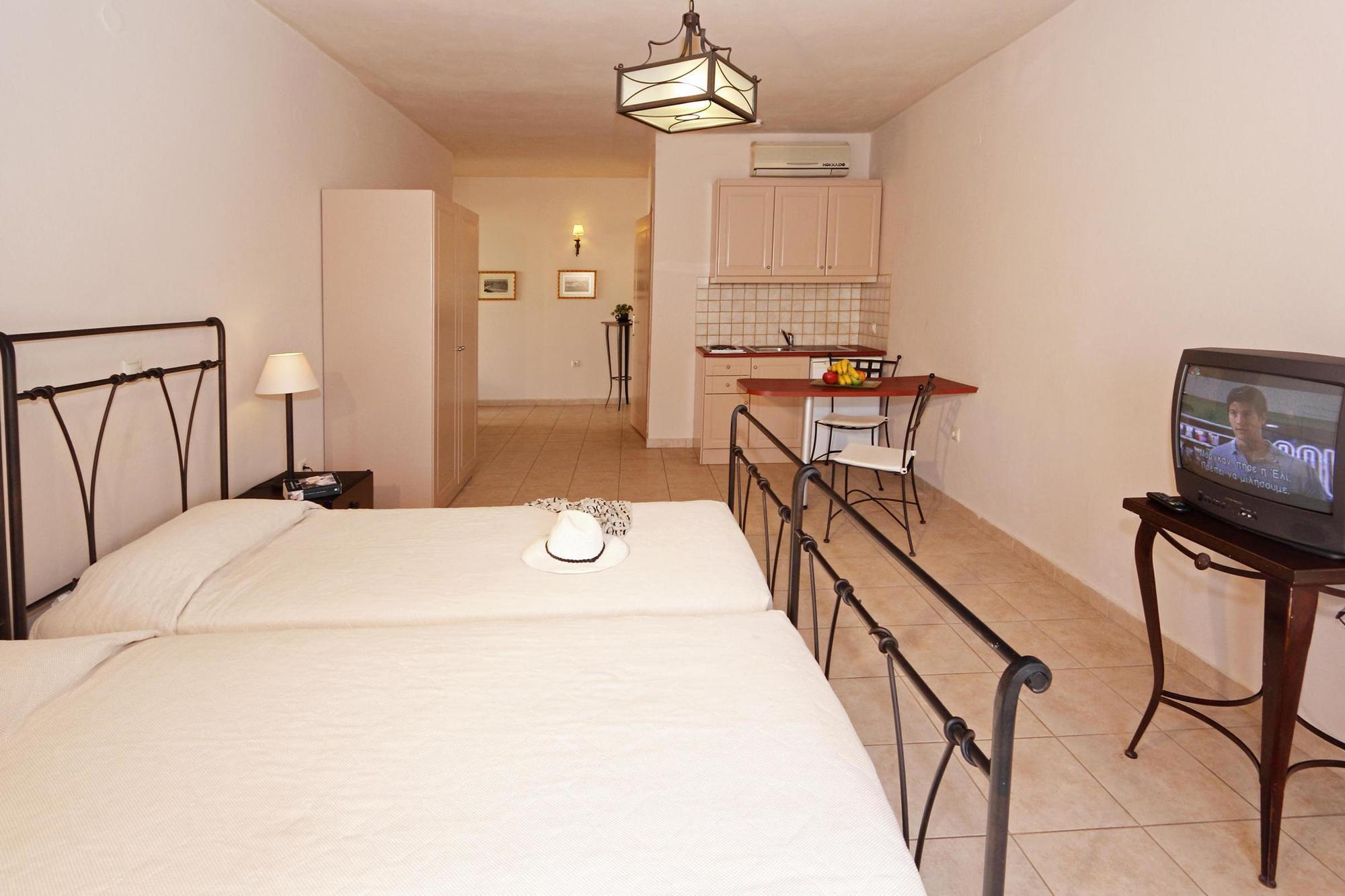 Lambrinos Suites Platanias  Bagian luar foto