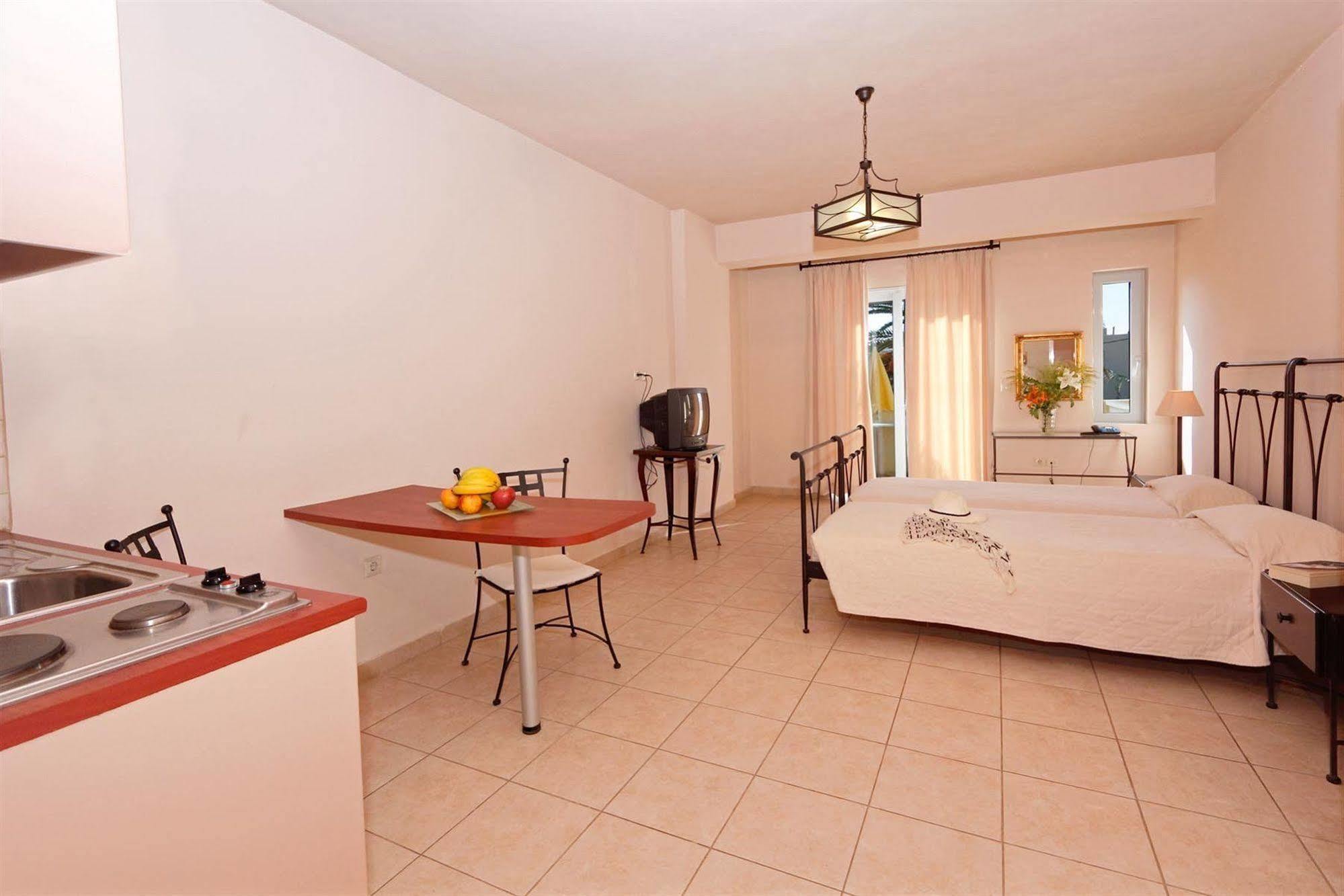 Lambrinos Suites Platanias  Bagian luar foto